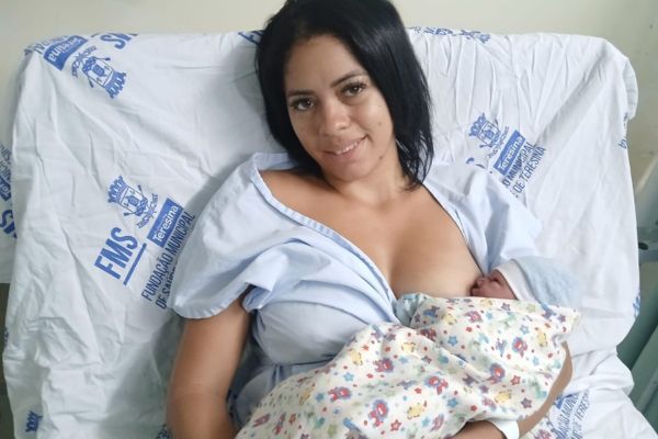Bebê sobrevive a parada cardíaca imediatamente após o parto em Teresina