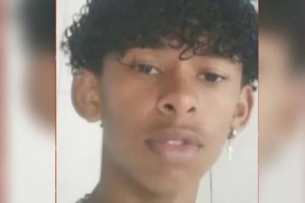 Adolescente morre após injetar mistura de água com uma borboleta esmagada em sua perna