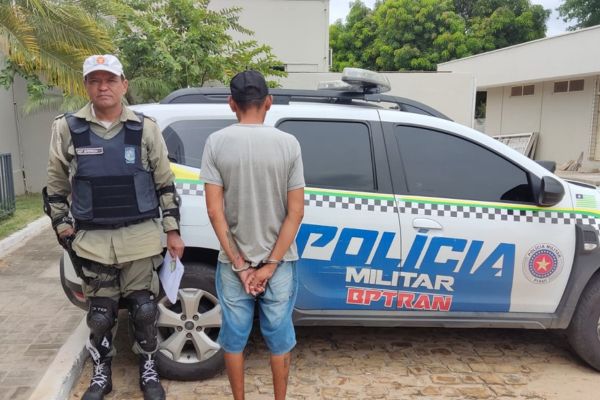 Homem que andava sem capacete é preso por assalto