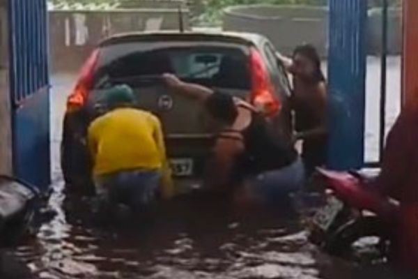 Tempestade em Teresina causa alagamento em escola municipal