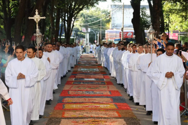 Tapetes, fé e procissão: Corpus Christi movimenta o Centro de Teresina com celebrações religiosas