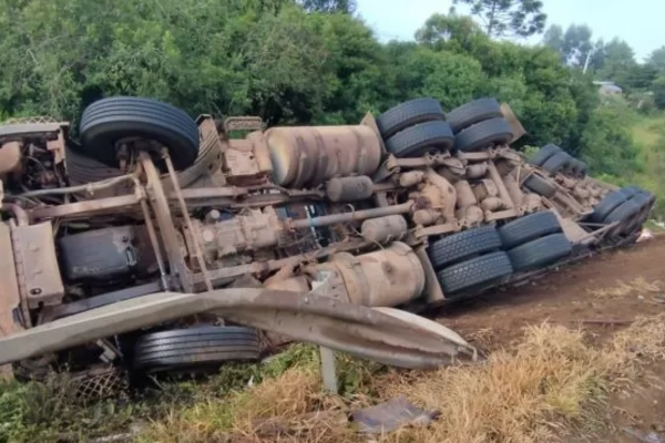 Carreta carregada de carne tomba e motorista morre em Corrente, no Sul do Piauí