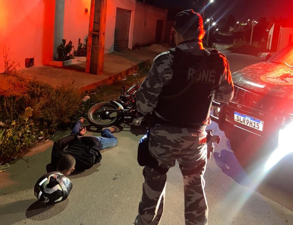 Dupla é presa em Teresina com arma de fogo e celulares roubados