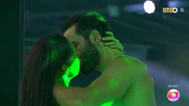 Mateus e Deniziane dão o primeiro beijo no BBB 24