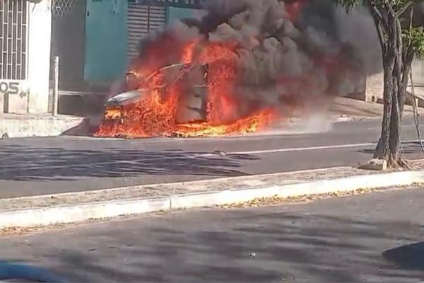 Carro pega fogo e fica destruído na Zona Norte de Teresina