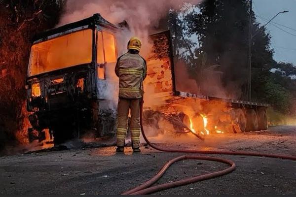 Caminhão pega fogo na BR-230 em São João da Varjota