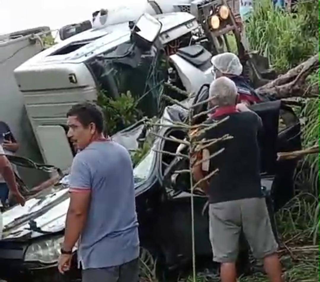 Colisão entre caçamba e carro mata adolescente e homem na BR 316 no PI