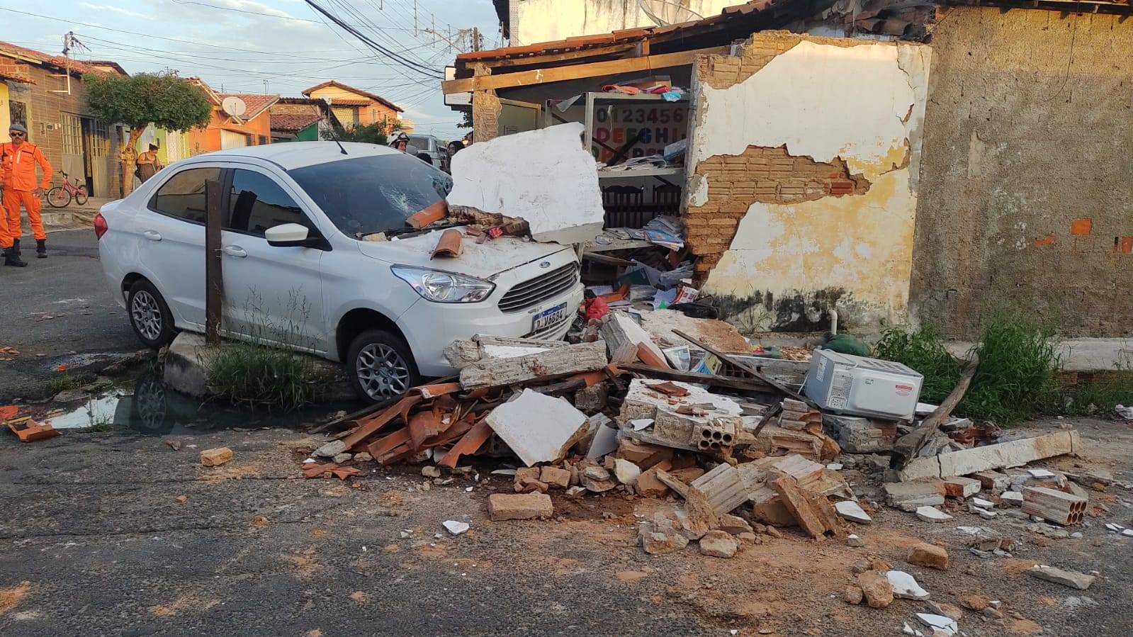 Carro invade sala de reforço escolar e deixa crianças feridas em Teresina