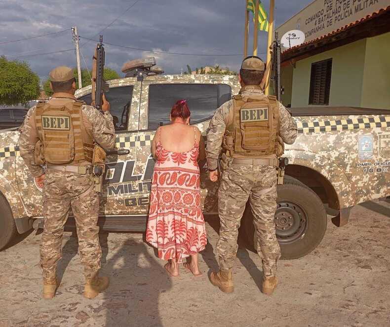 Mulher presa em flagrante por tráfico de drogas tenta subornar policiais