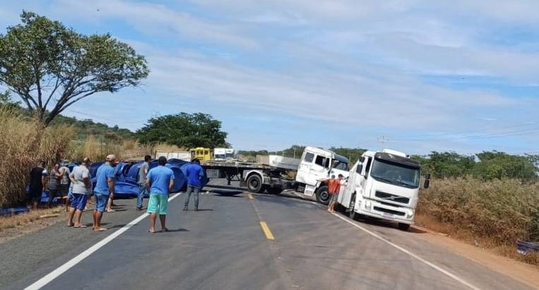 Carreta tomba e interdita BR 316 em Valença do Piauí