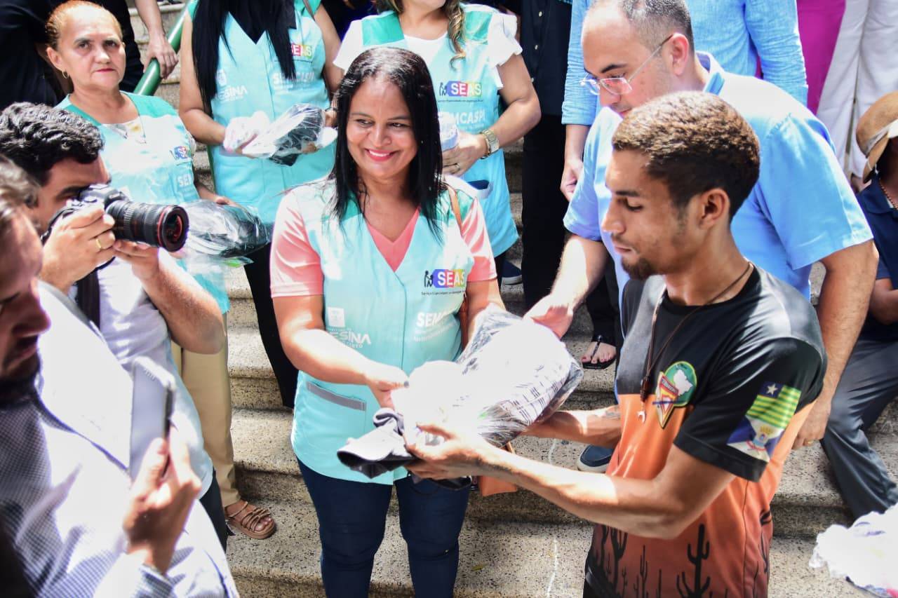 Prefeitura entrega primeiro carro de banho móvel de 2026 para população em situação de rua