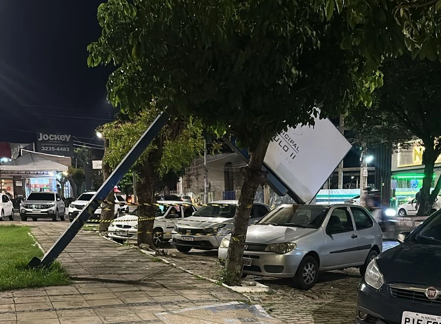 Placa do Teatro João Paulo II cai sobre veículo no bairro Dirceu