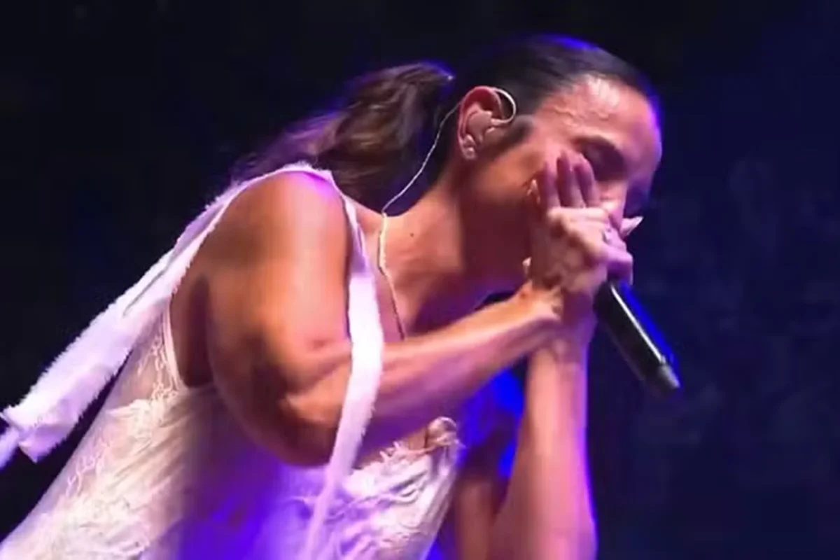 Ivete Sangalo se emociona e chora ao cantar música romântica um mês após separação