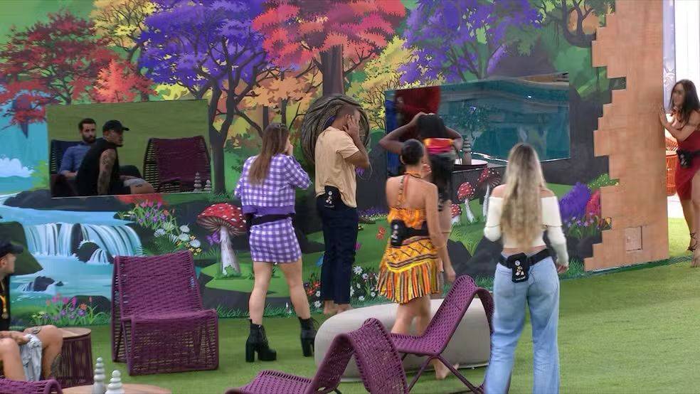 Marcos Vinicius atende o Big Fone no BBB 24