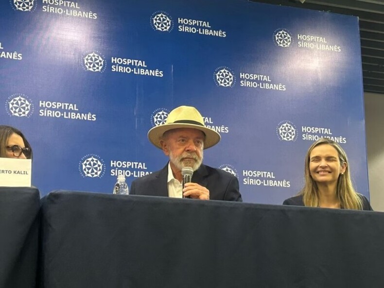 Lula recebe alta hospitalar e aparece de surpresa em coletiva de imprensa