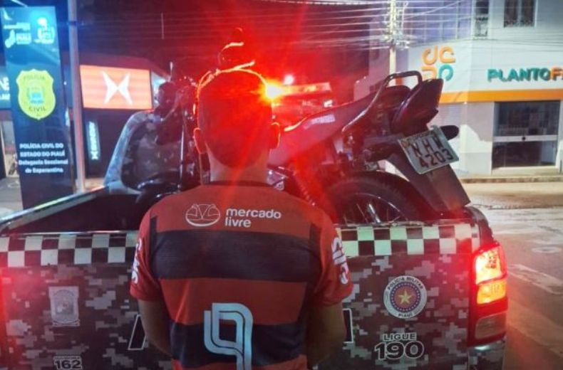 Motociclista faz “grau” em frente a viatura da PM e acaba preso no Piauí