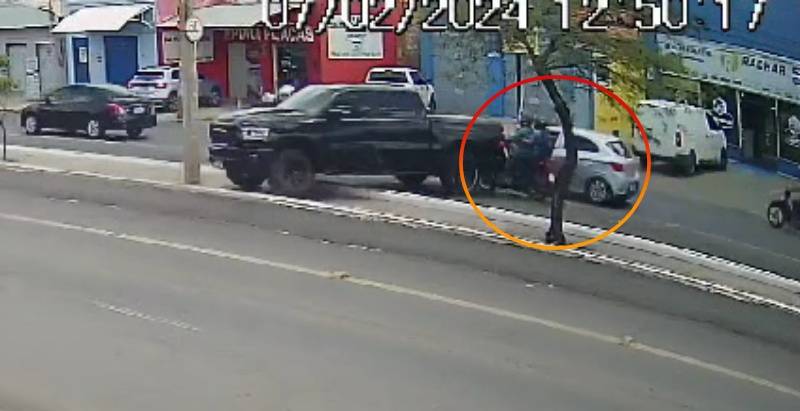 Vídeo: Motociclista atropelado por Dodge RAM na Miguel Rosa morre no HUT