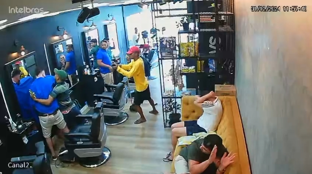 Vídeo: Policial é baleado durante assalto a barbearia em Timon