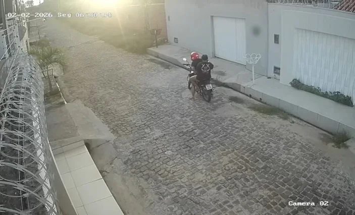 Mulher é rendida por dupla armada em frente a escola na zona Leste