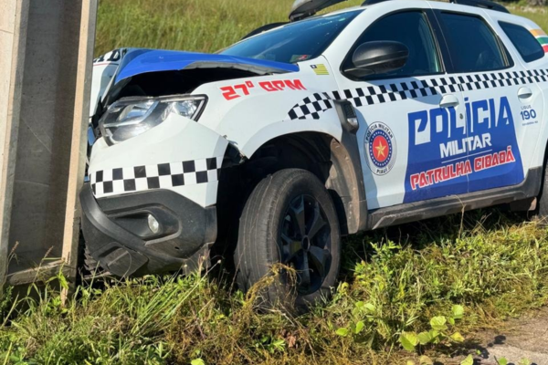 Viatura da PM bate em poste durante acompanhamento tático no litoral