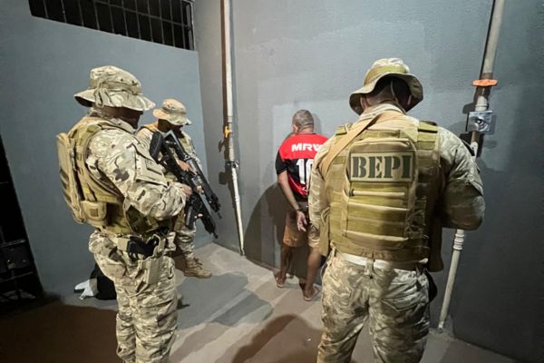 Foragido é preso com bolsa cheia de crack em Picos; família tentou impedir prisão