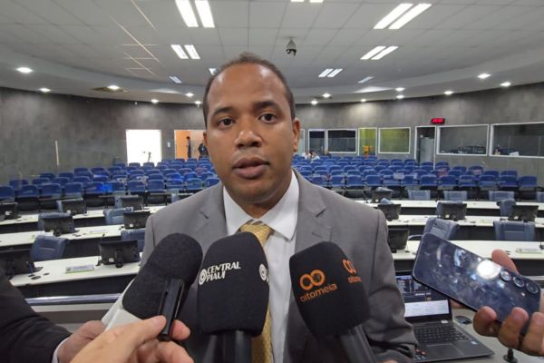 Enzo Samuel se irrita com questionamentos após sessão relâmpago na Câmara