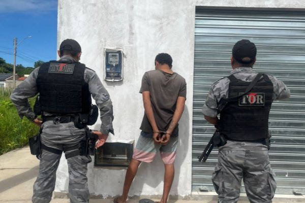 Foragido é preso pilotando em alta velocidade em Teresina