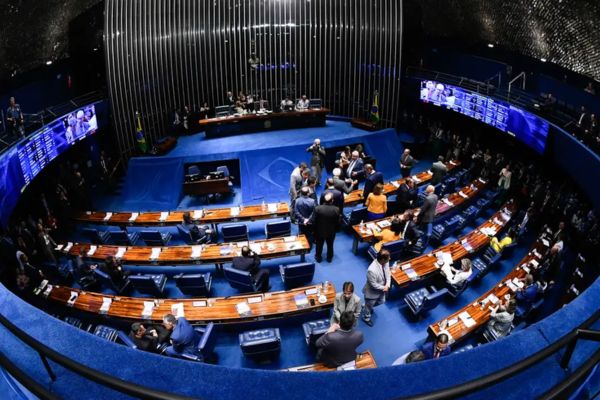 PEC que propõe fim da reeleição é aprovada no Senado