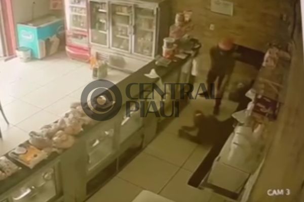 Funcionário é rendido durante assalto a panificadora em Teresina; assista