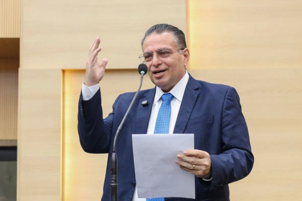 Deputado pede vista e minirreforma de Rafael Fonteles é travada na CCJ da Alepi
