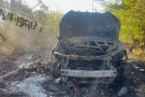 Motorista de aplicativo tem carro roubado e incendiado por criminosos