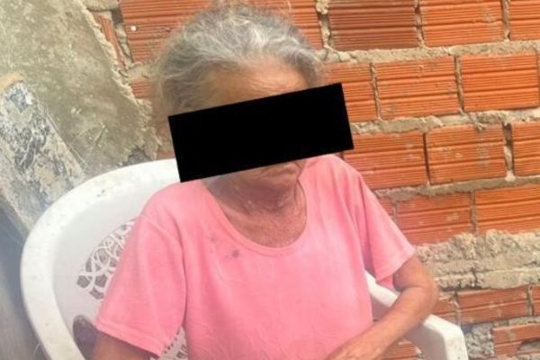 Idosa presa pelo DENARC escondia drogas debaixo da cama da neta