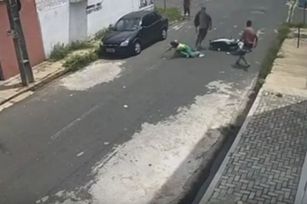 Vídeo: Criminosos derrubam motociclista durante assalto em Teresina