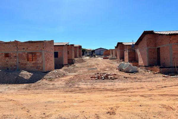Construção de 30 novas casas no Conjunto Bernardo Rêgo avança em ritmo acelerado em Esperantina