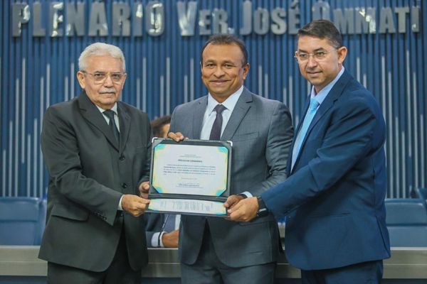 Secretário Fábio Abreu recebe Título de Cidadão Teresinense na Câmara Municipal