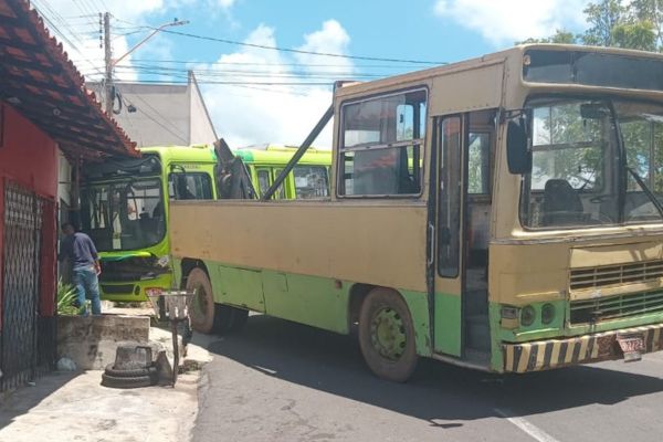 Ônibus desgovernado atinge residência na zona Norte de Teresina