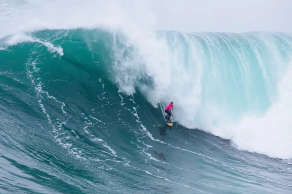 Pedro Scooby conquista título de maior onda em Gigantes de Nazaré