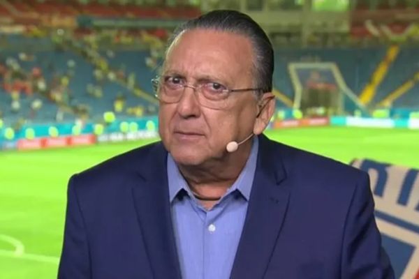 Galvão Bueno critica uniforme vermelho da Seleção: “um crime”