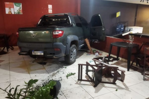 Motorista perde controle, invade loja e atropela mulher em Teresina