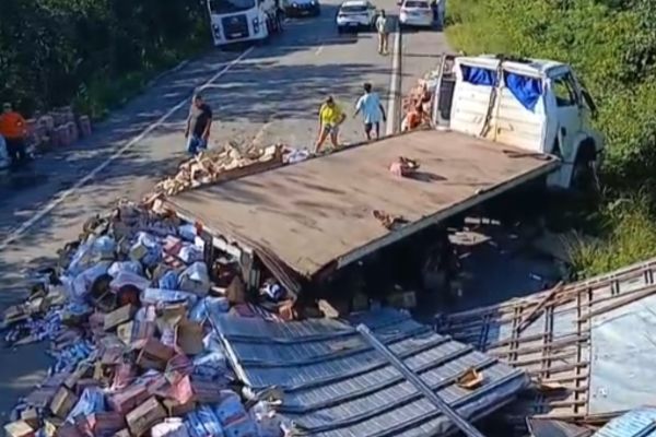 Caminhão carregado de mercadorias tomba na BR-343