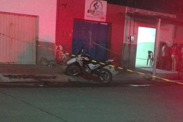 Homem é assassinado a tiros em frente a bar no interior do Piauí