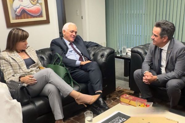 Themístocles se reúne com Ciro em Brasília: recado político?