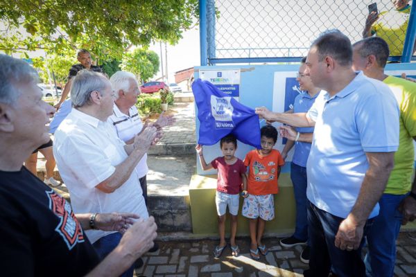Sílvio Mendes inaugura nova quadra poliesportiva na zona Sul