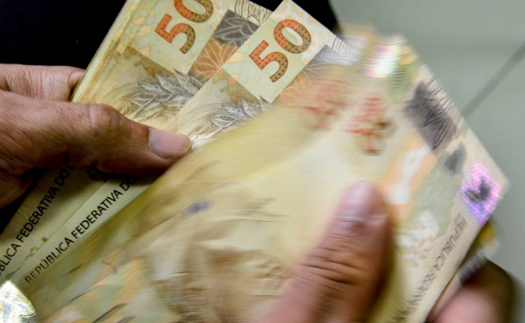 Inflação de outubro fica em 0,24%, puxada pelas passagens aéreas