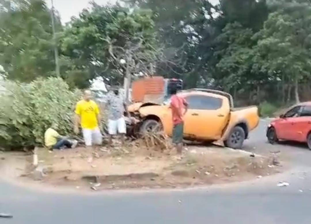 Acidente na Avenida João XXIII: Veículo invade rotatória próxima à AABB