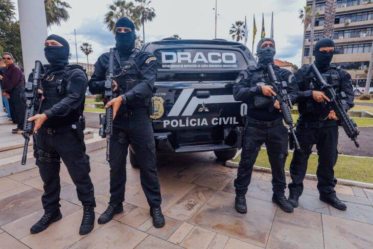 Adolescente que ostentava arma de fogo na internet é apreendida pelo Draco