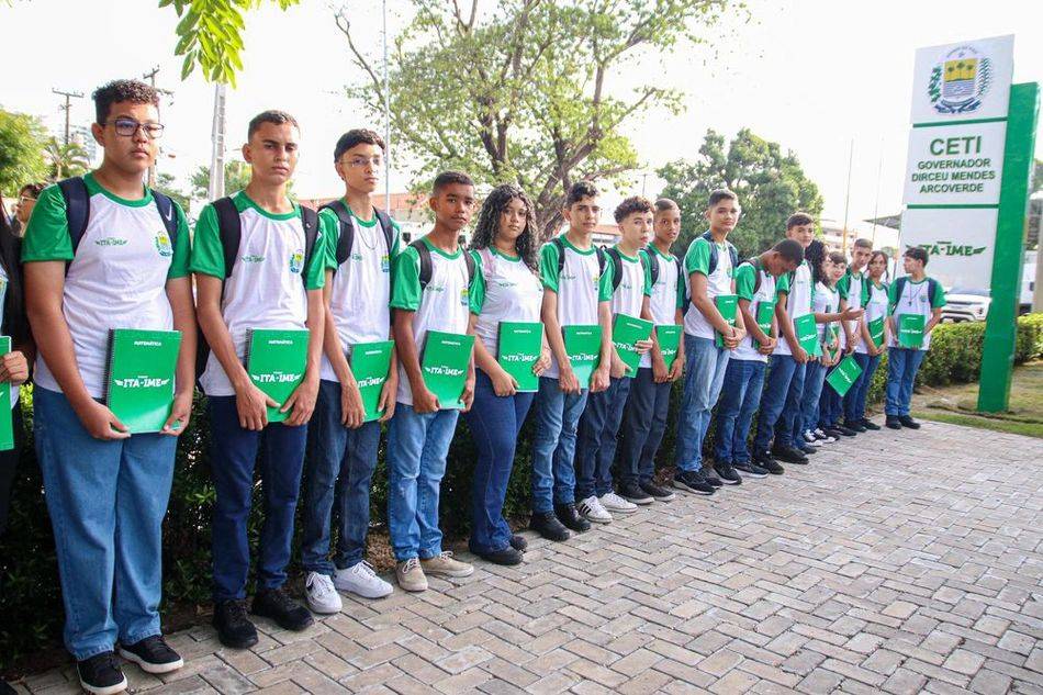 Seduc paga primeira parcela aos estudantes das bolsas do Projeto ITA/IME