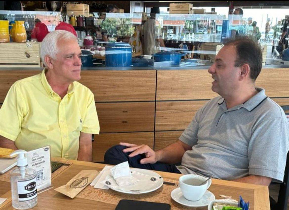 Jeová se encontra com Themistocles e nega desistência de candidatura