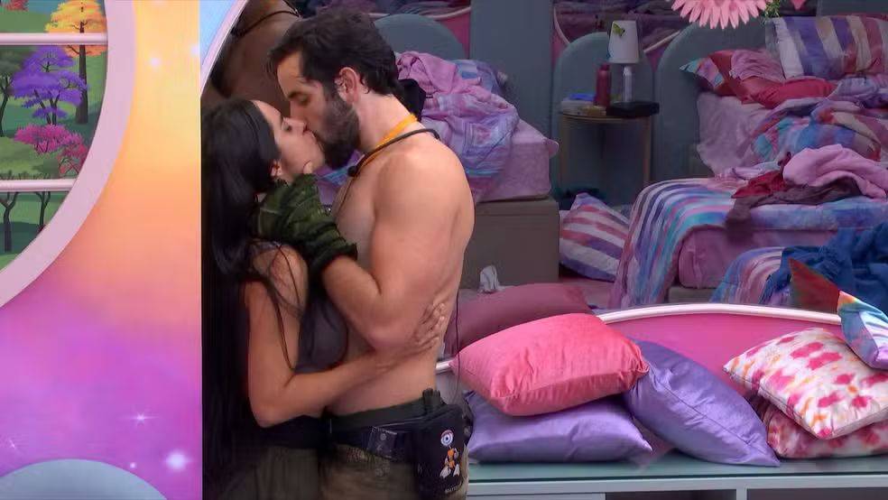 Isabelle e Matteus se beijam e trocam carinhos durante festa no BBB 24