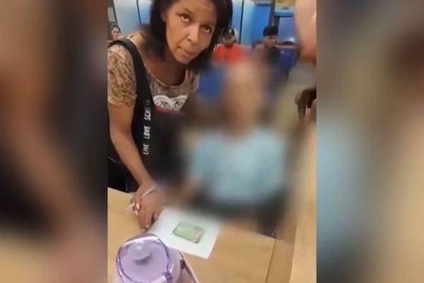 Mulher leva morto em cadeiras de rodas ao banco e tenta sacar empréstimo